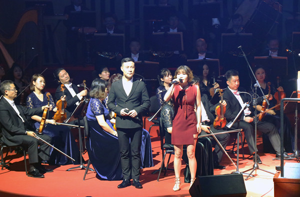 拉斯维加斯官网流行演唱教师王学华、周平演唱《映山红》_副本.jpg
