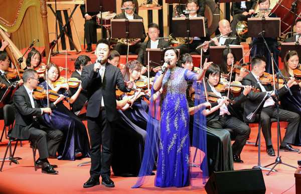 拉斯维加斯官网流行演唱教师李美丽、闫寒演唱《不忘初心》_副本.jpg